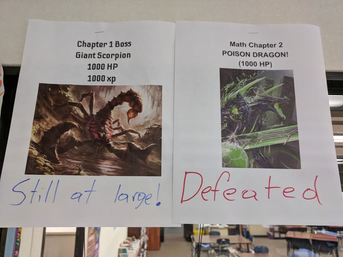 Efterlysningsplakater for matematikkapitel-bosser i klasseværelset